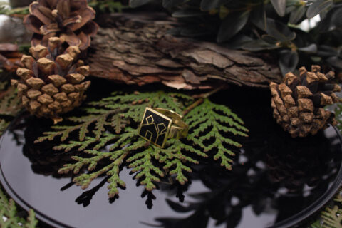 Ηow to wear jewelry with semi-precious stones